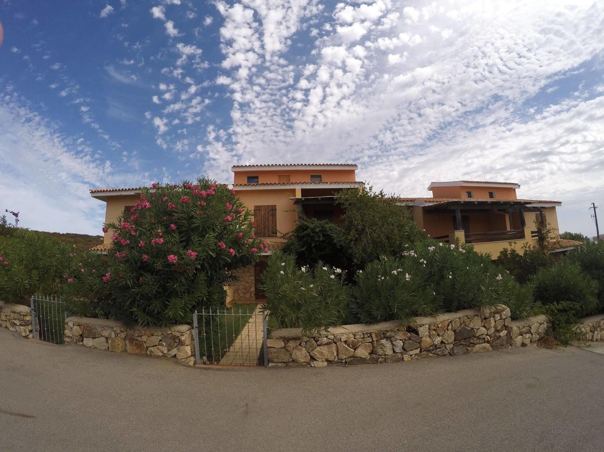 Residence Spiaggia Bianca Golfo Aranci Esterno foto