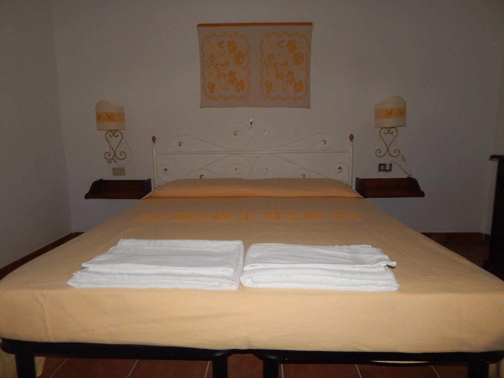 Residence Spiaggia Bianca Golfo Aranci Esterno foto